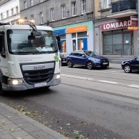 Sprzątanie po gradobiciu w Chorzowie - zamiatarka na ulicy